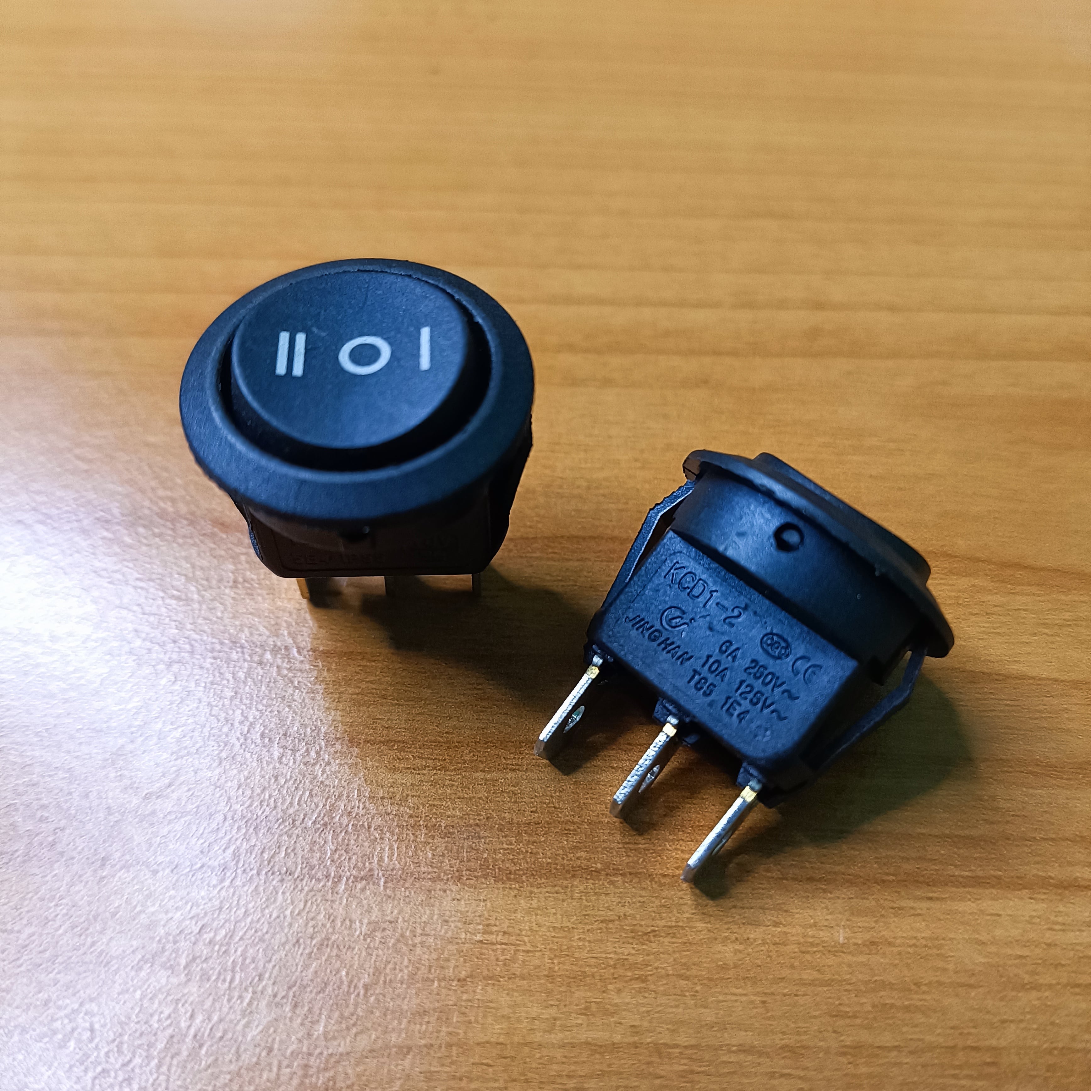 Công tắc on-off-on 6a size 20mm tiếp điểm đồng