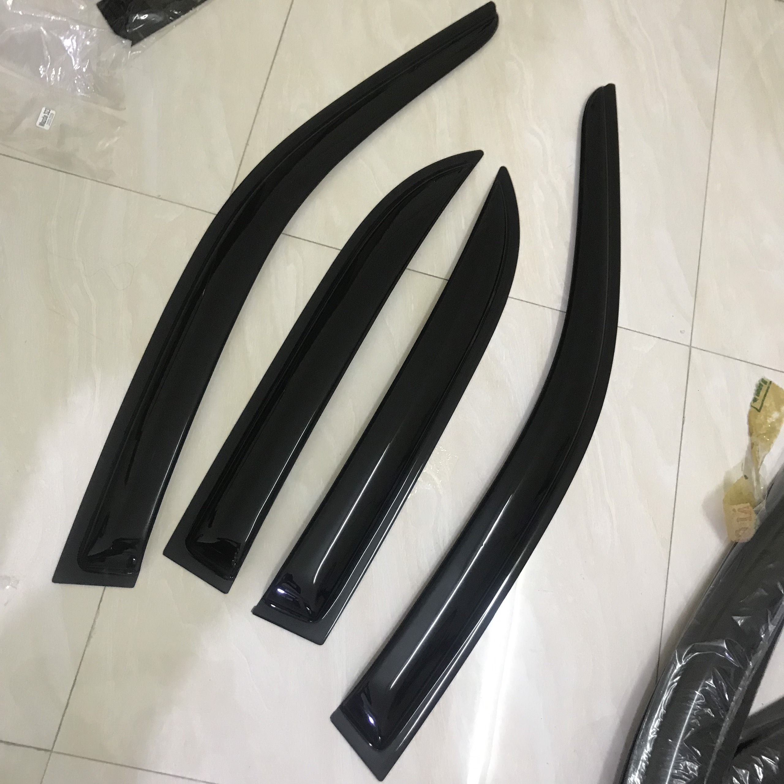 Bộ vè che mưa đen xe Ford Laser ( Còn hàng  không có chữ)