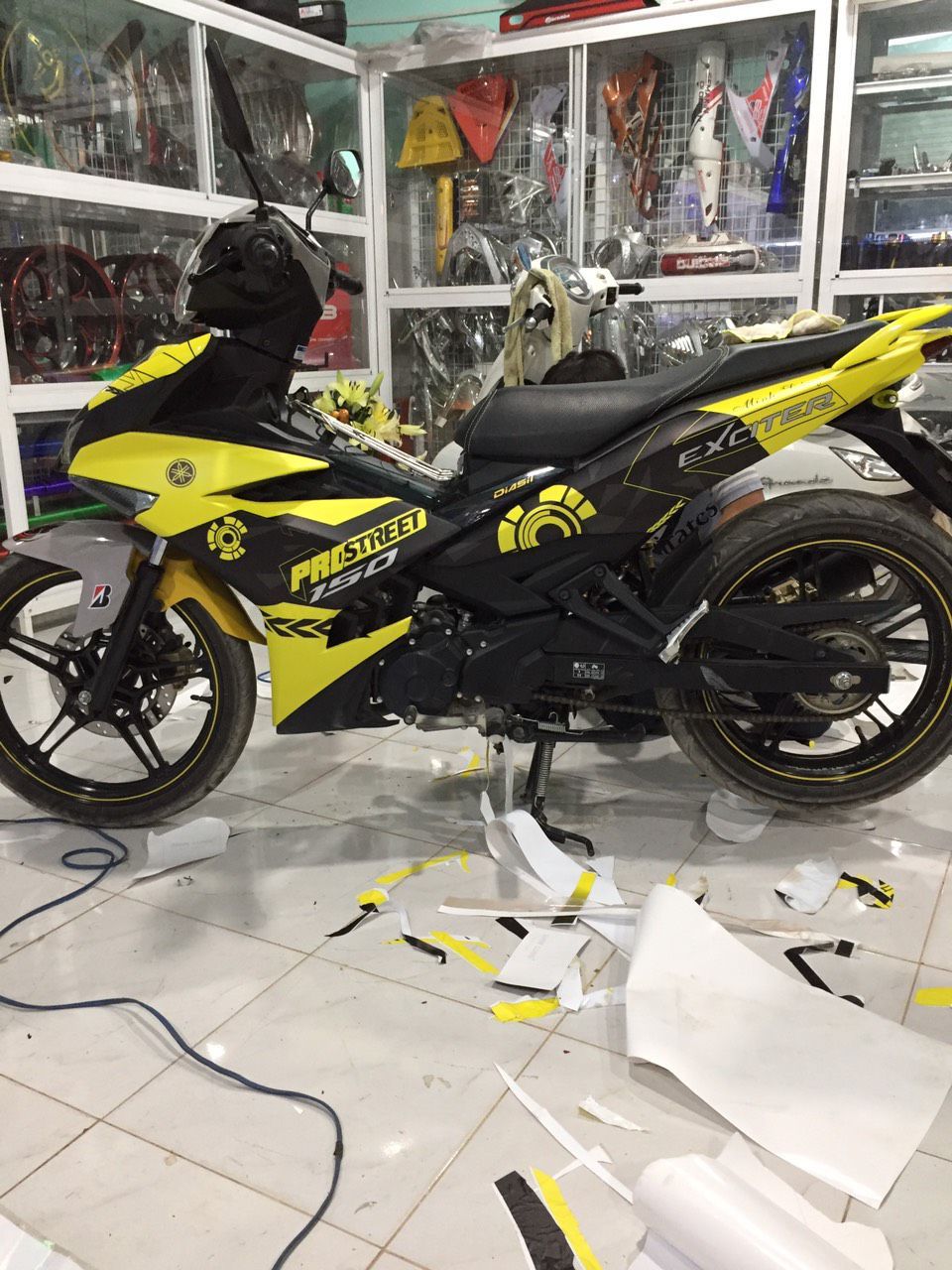 Tem trùm dành cho xe exciter 150, exciter 135 + Tặng kèm llogo hình dăn mắt mèo,  ohlins,  racing,..