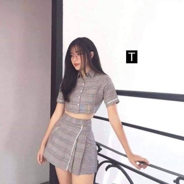 Set chân váy kiểu và áo croptop kẻ dễ thương