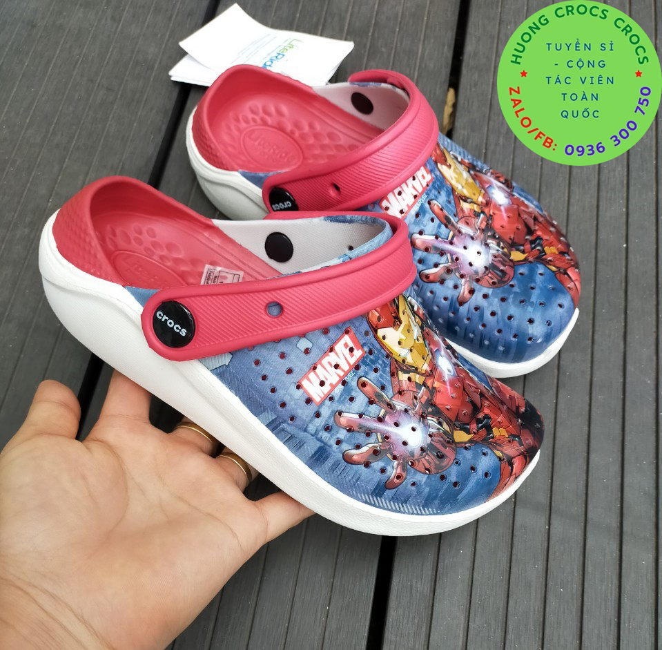 Dép sục nhựa đi mưa crocs literide trẻ em in hình iron man màu đỏ