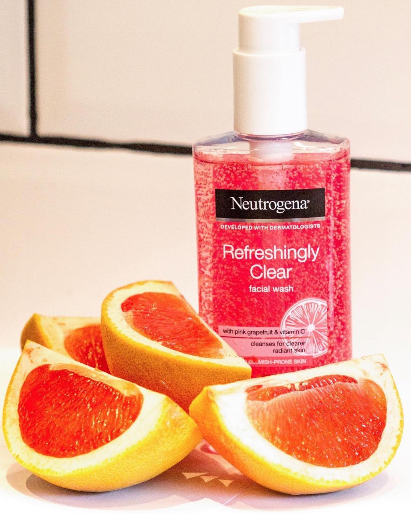 Sữa Rửa Mặt Neutrogena Refreshingly Clear Facial Wash 200ml - Giảm Thâm Mụn Và Bả Nhờn nhờ chiếc xuất bưởi hồng
