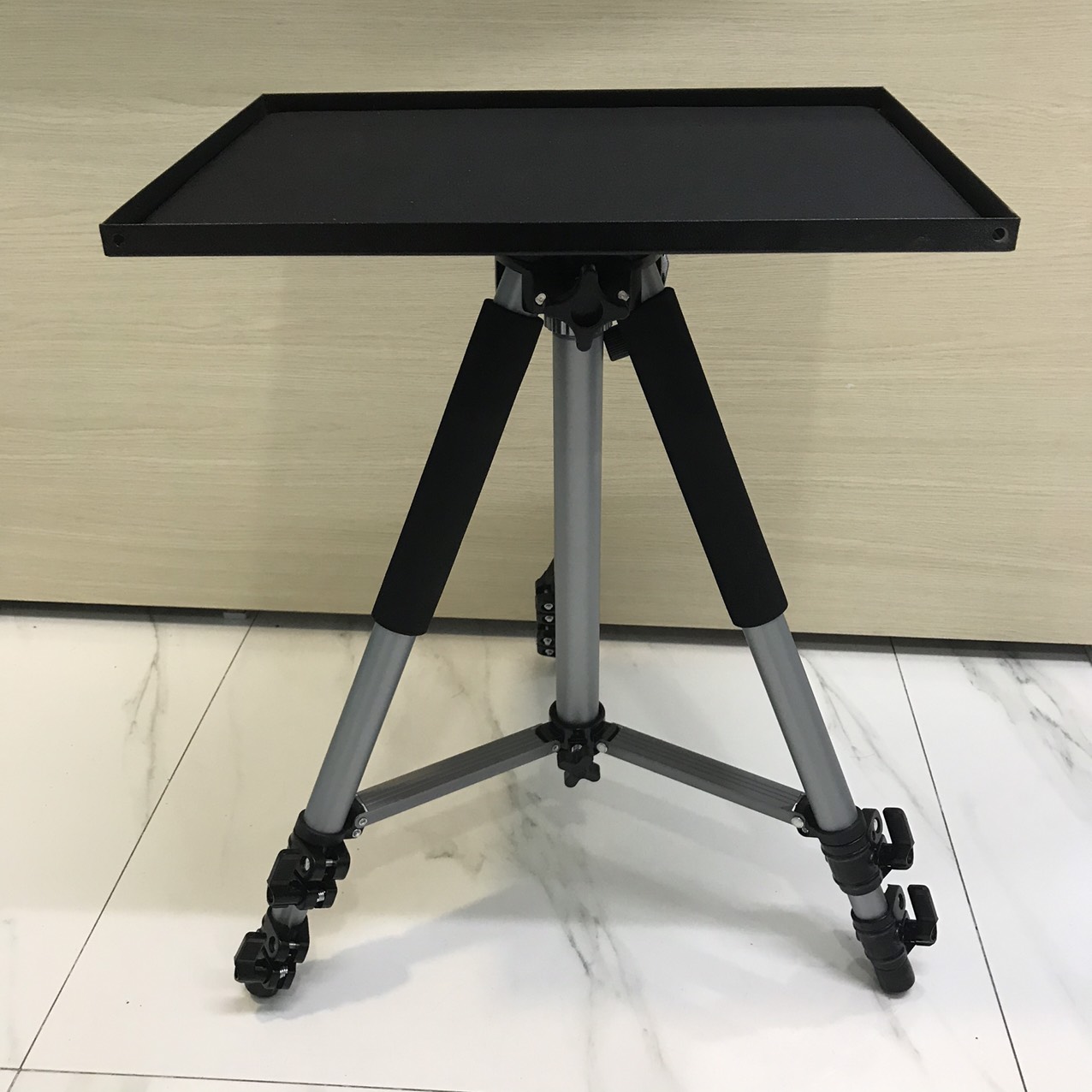 Giá đỡ máy chiếu 3 không bánh xe chân W615