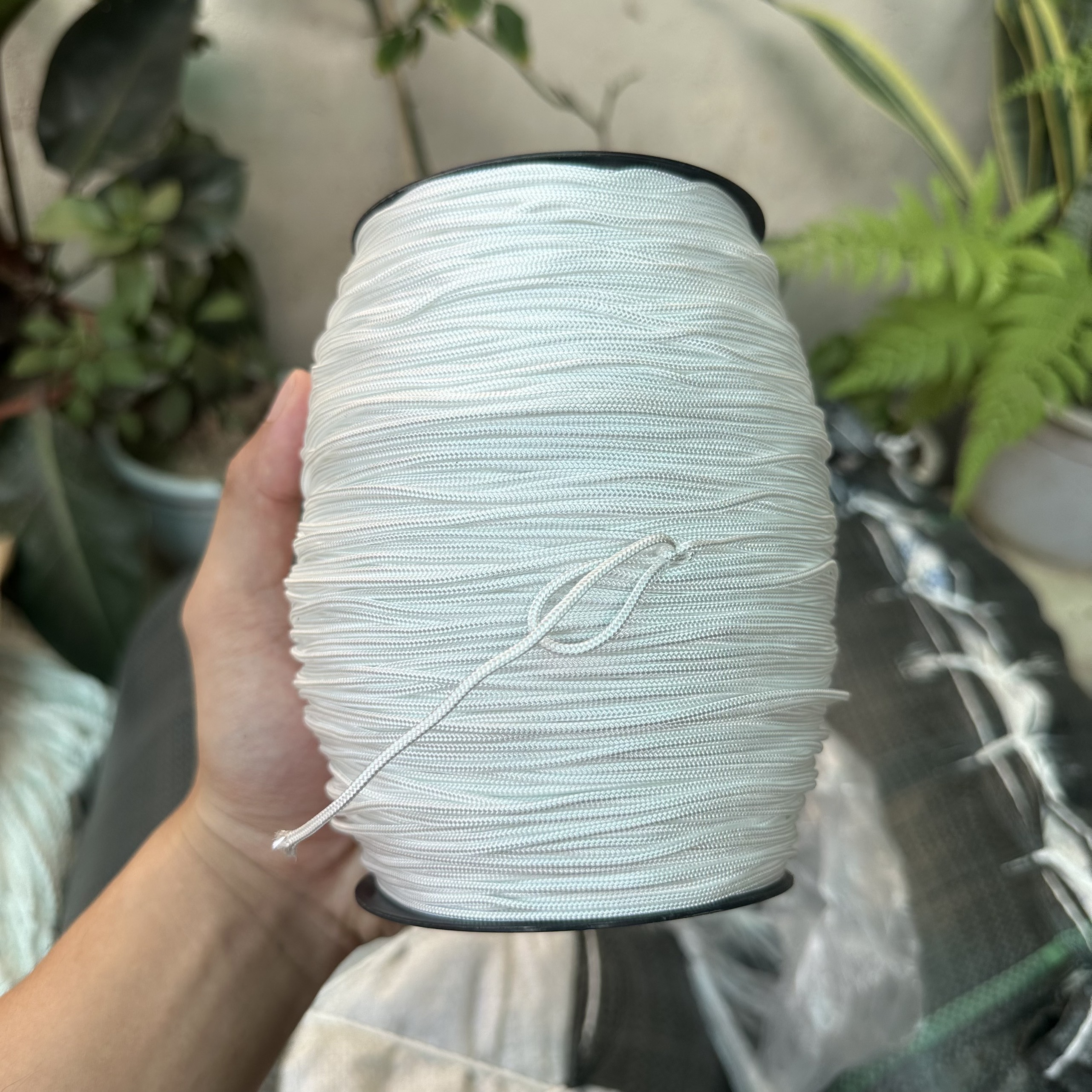 1 kg dây thả diều, dây dù malai size 1,5li bao đứt, bao bền cuộn sẵn thành quả ,về là thả (khoảng 400m dài)