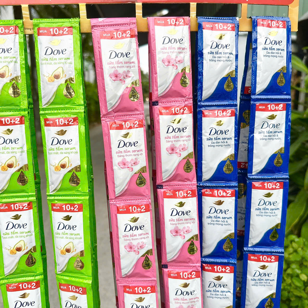 Set 50 gói Sữa tắm dưỡng thể Dove dưỡng ẩm chuyên sâu / da mịn hương hoa 6g