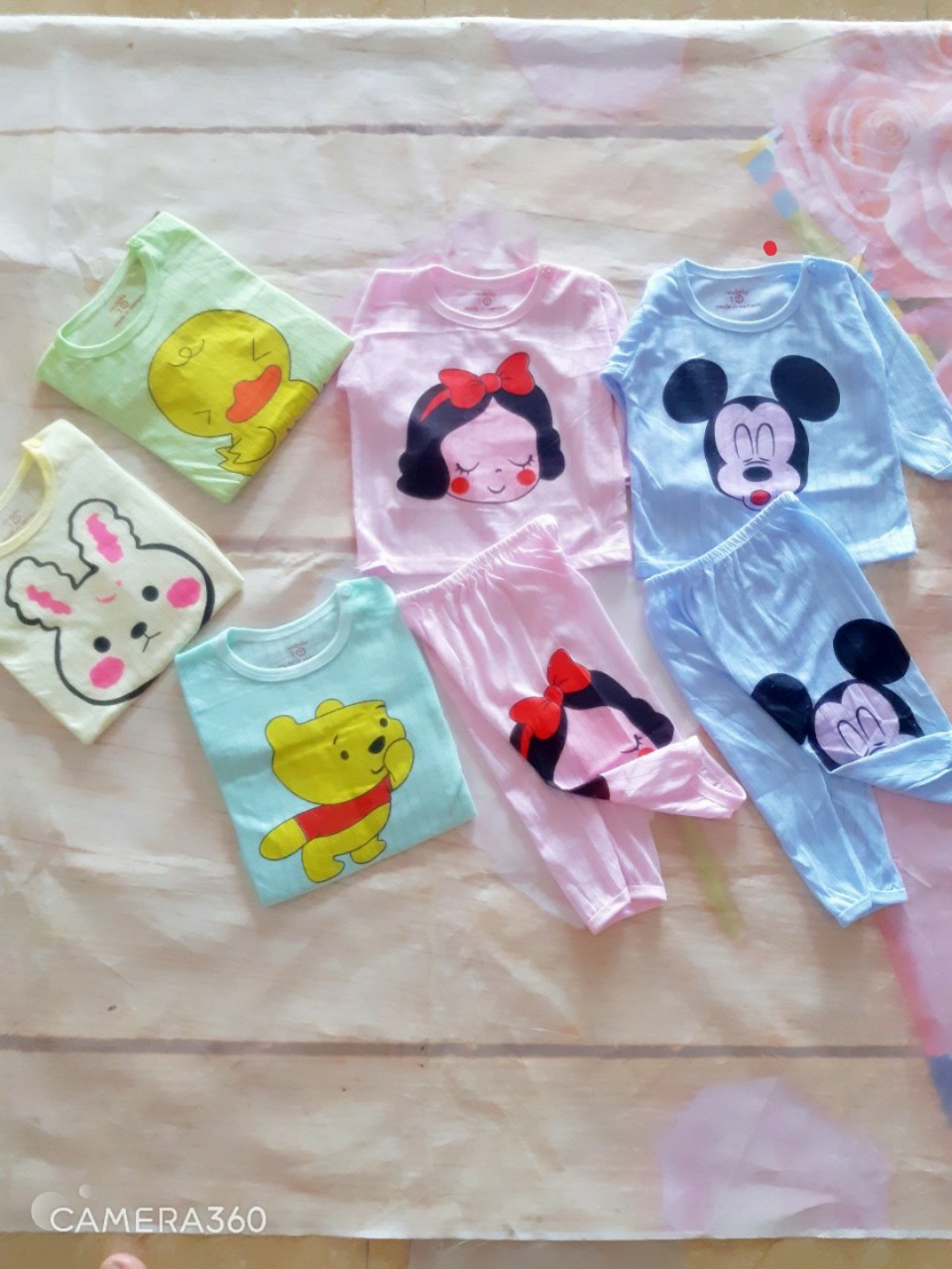 SÉT 5 BỘ DÀI TAY COTTON GIẤY CHO BÉ GÁI( KÈM QUÀ TẶNG )