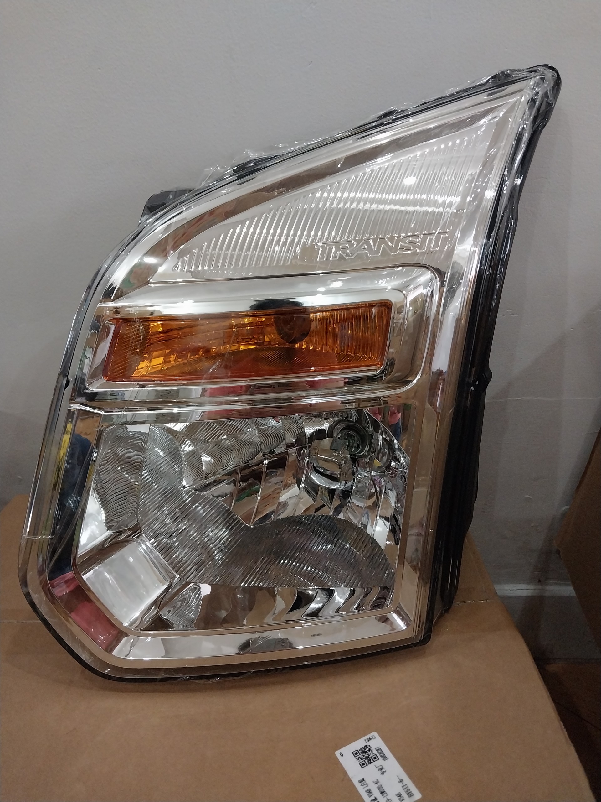 Đèn pha trước ford transit