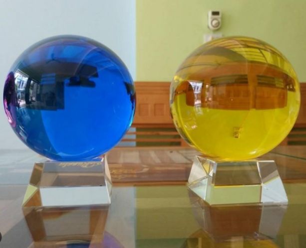 Cầu thuỷ tinh phong thuỷ để bàn có đế y hình size đường kính 8cm Quả Cầu Phong Thủy Pha Lê Kích Thước Nhiều Màu
