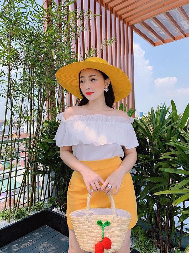 Set áo bẹt vai và chân váy ấn tượng