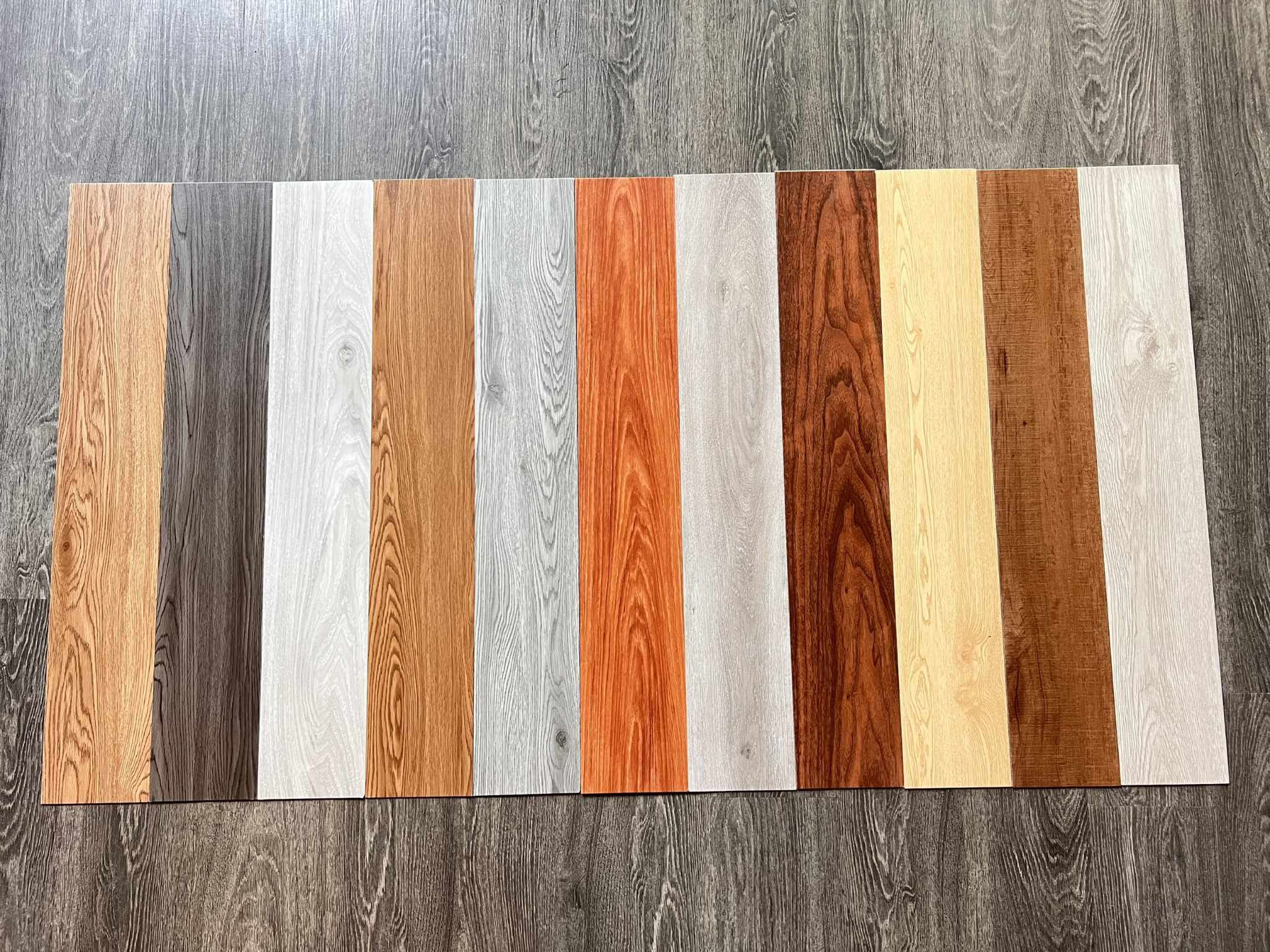 Sàn nhựa giả gỗ nhựa nguyên sinh có sẵn keo dán siêu dính kích thước 152x914x2mm