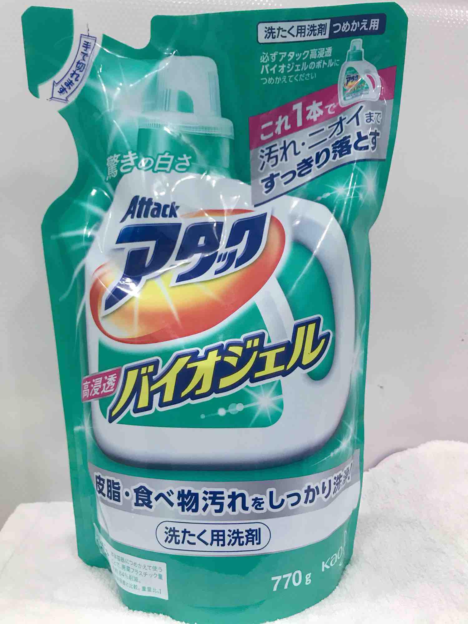 fuji122 Nước giặt xả áo quần Attack Kao cho quần áo sạch sẽ thơm mát cả ngày. アタック バイオジェル -