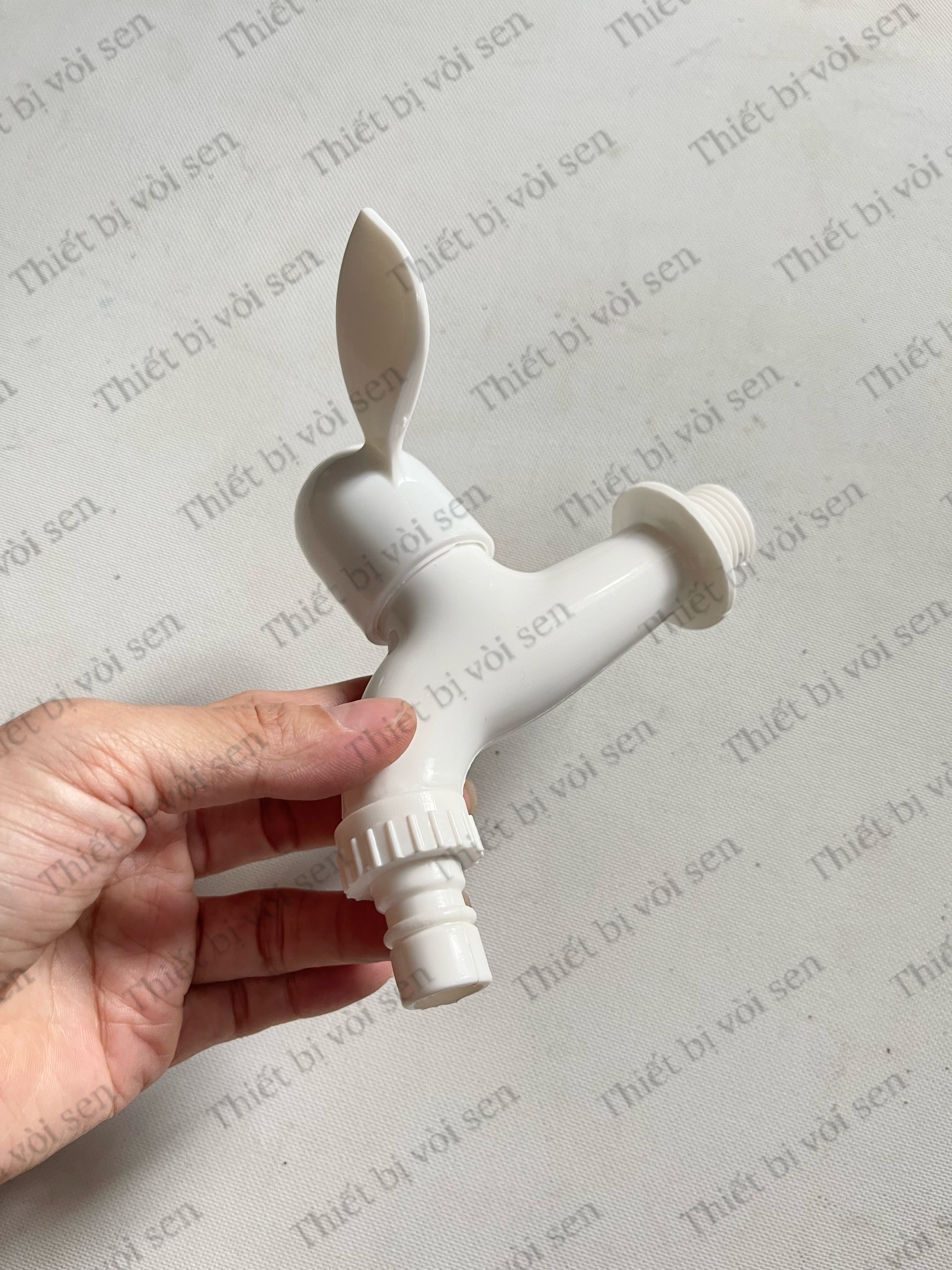 Vòi hồ , vòi nhựa, vòi gạt nhựa, gắn vòi nước, màu trắng , nhựa dày dặn