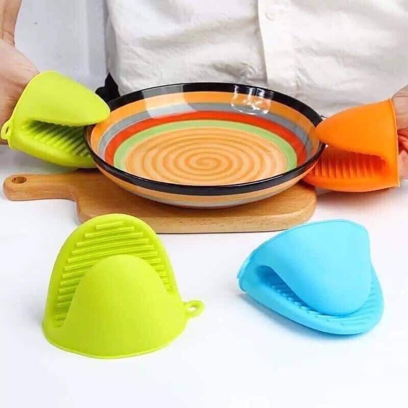 Bộ 2 miếng kẹp nhấc nồi chống nóng silicon chịu nhiệt cao có móc treo tiện lợi