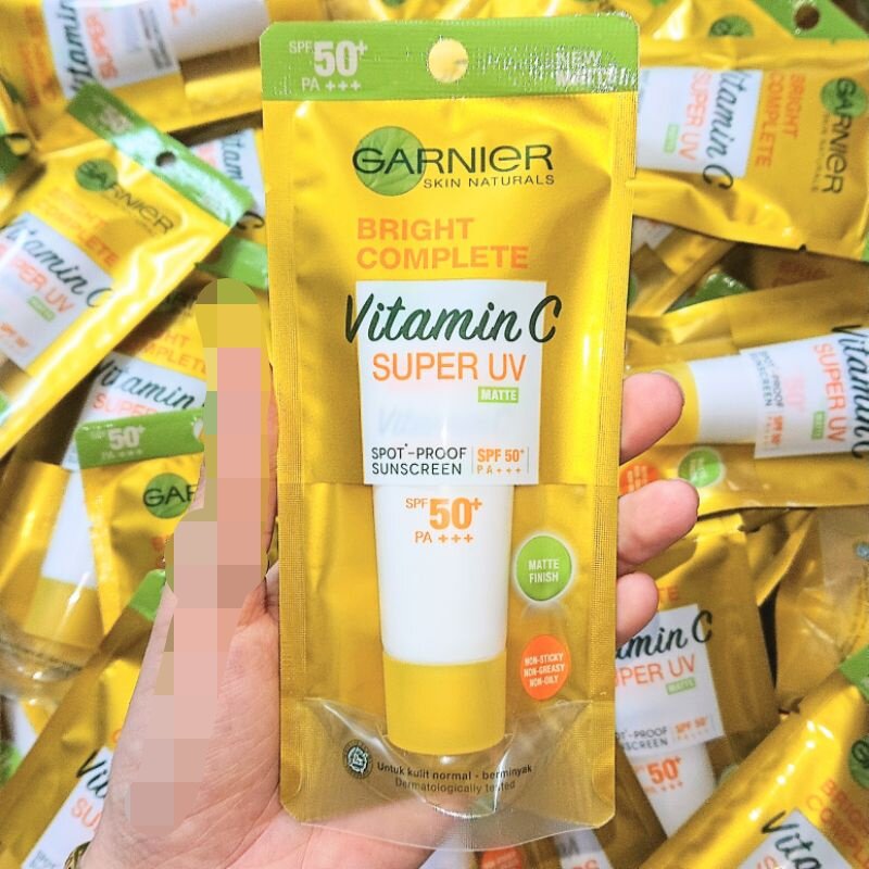 - Kem chống nắng kiềm dầu Garnier Light Complete Super UV Matte