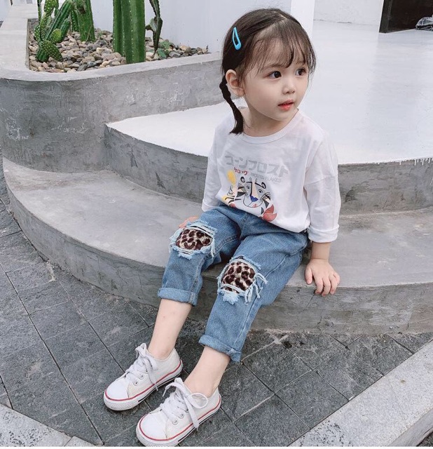 Quần bò đáp gối da báo sành điệu cho bé