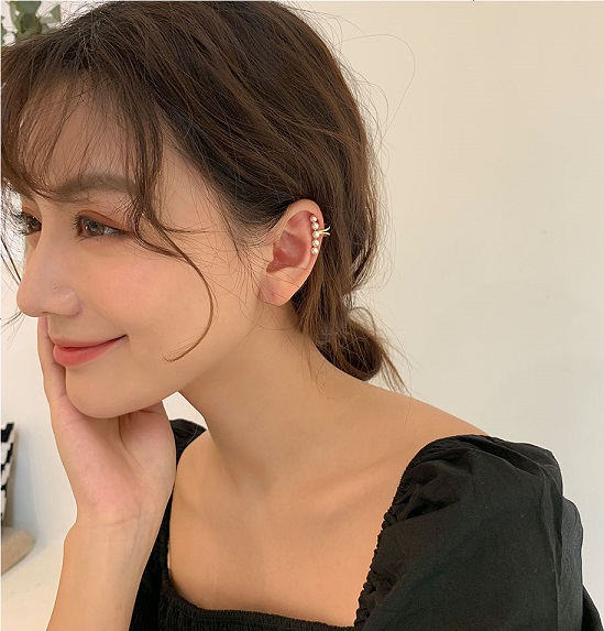 Bông tai Bell Mew kẹp vành đính hạt trắng chữ V BT98