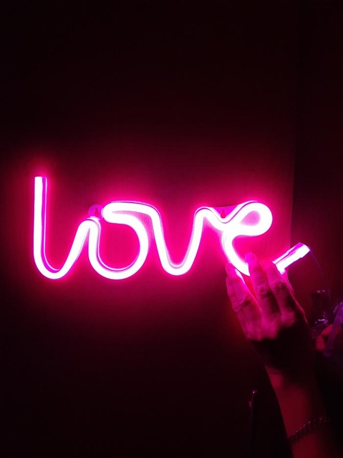 Đèn Led Neon trang trí mẫu LOVE cỡ 13x34 cm sử dụng pin tiểu hoặc USB. Độ sáng cao, sinh nhiệt rất thấp tiêu thụ điện năng thấp