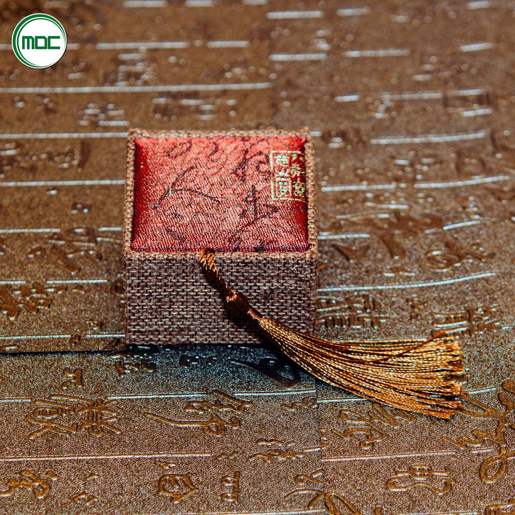 GIÁ TỐT - Hộp nhẫn bằng gấm thư pháp sang trọng size 6.5x6x3.5cm có tua rua