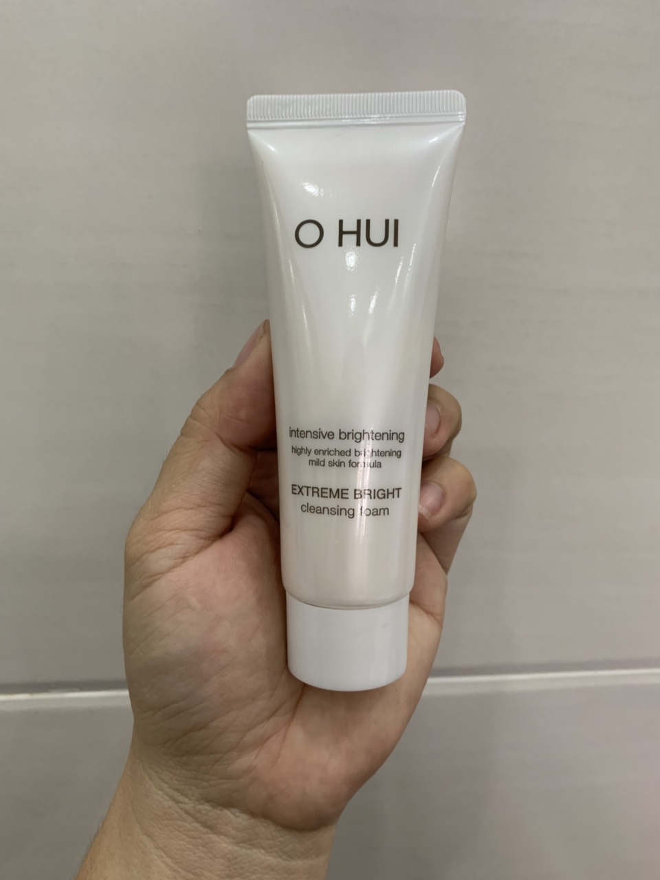 Sữa rửa mặt Ohui trắng da chứa hạt snow vitamin 40ml