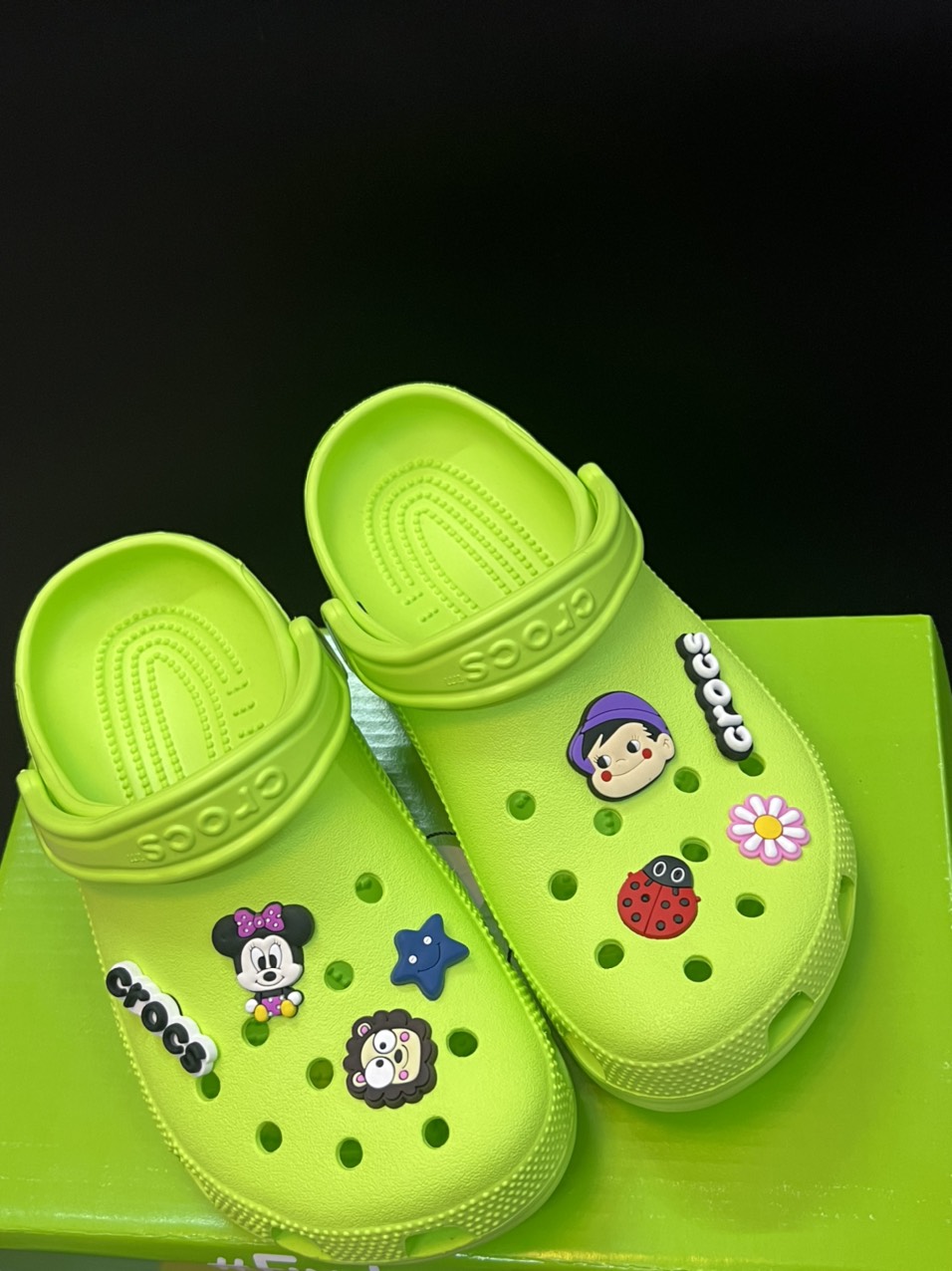 Dép sục trơn Crocs xanh chuối lỗi nhẹ tặng kèm sticker