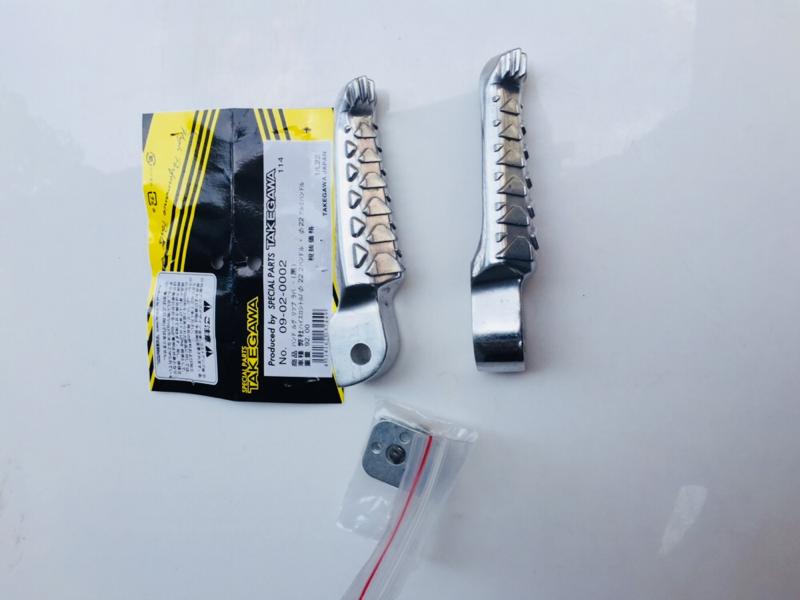 Gác chân sau xe máy trắng nhôm