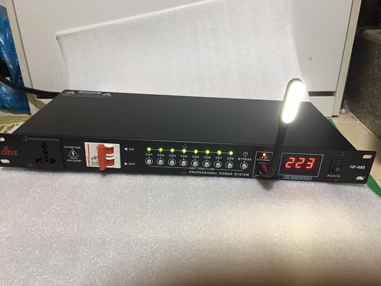 Quản lý  nguồn dbx hf-680 , 9 cổng có đèn led dùng cho bộ dàn karaoke và các thiết bị điện tử - phù hợp với tất cả gia đình