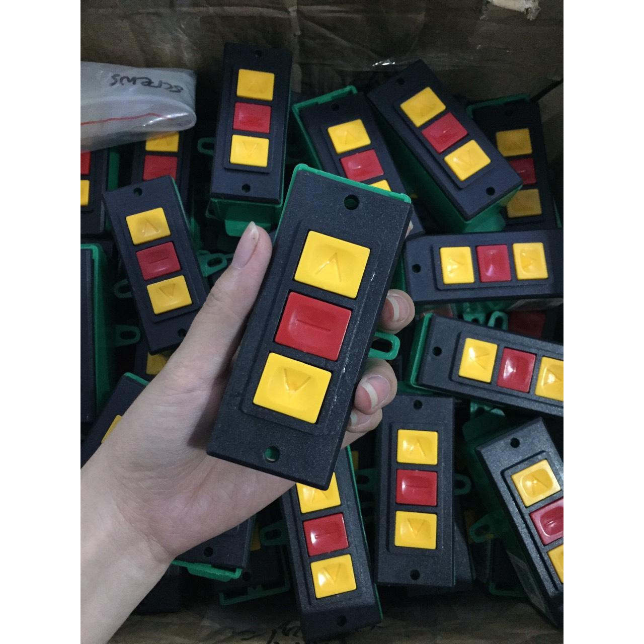# Tay Điều Khiển Cửa Cuốn 3 Nút Âm Tường Cơ