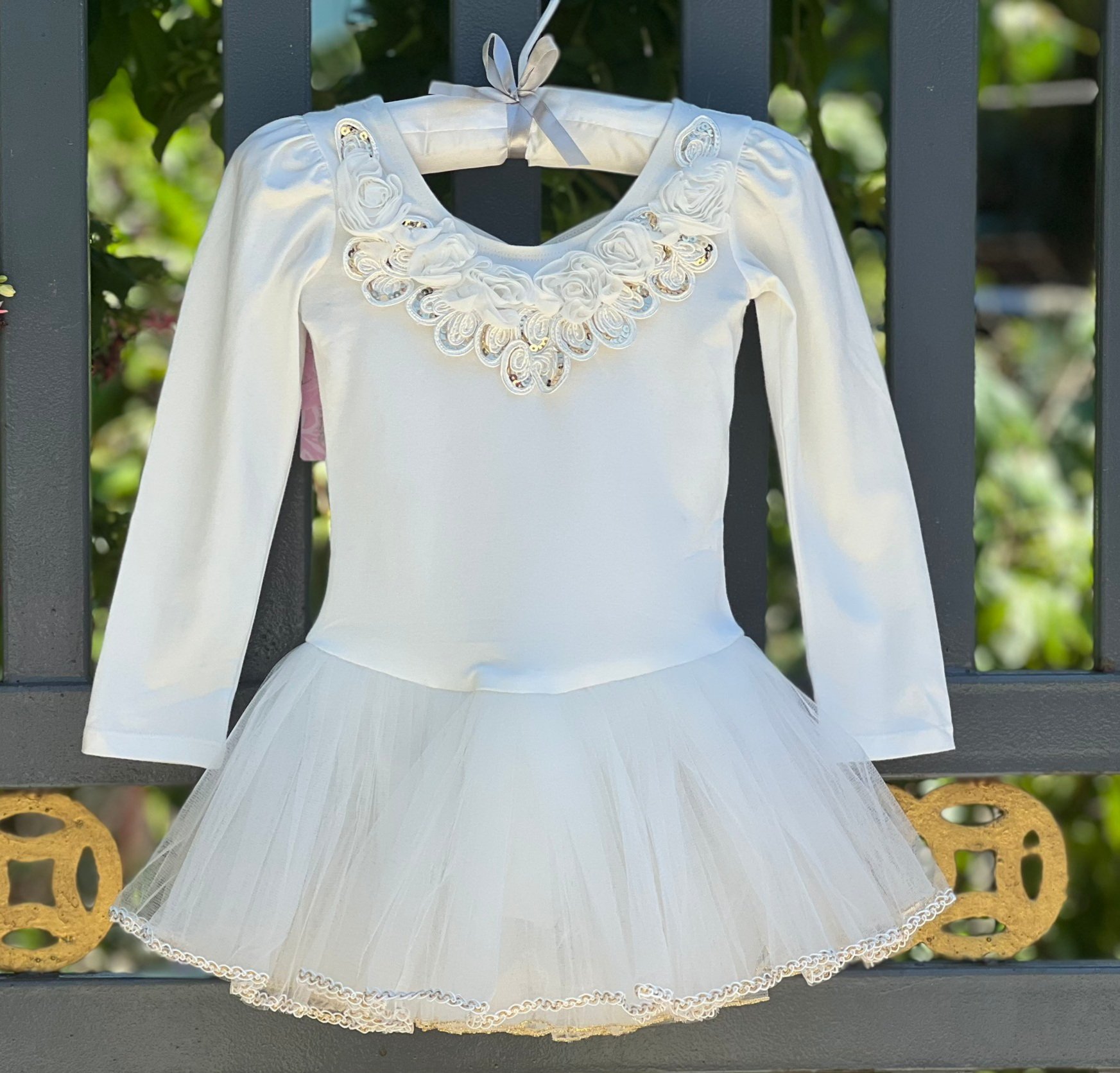 Đầm múa ballet váy múa bale màu trắng dài tay với hoa ren cổ áo -váy voan 4 tầng cho bé gái hàng cao cấp hiện đại