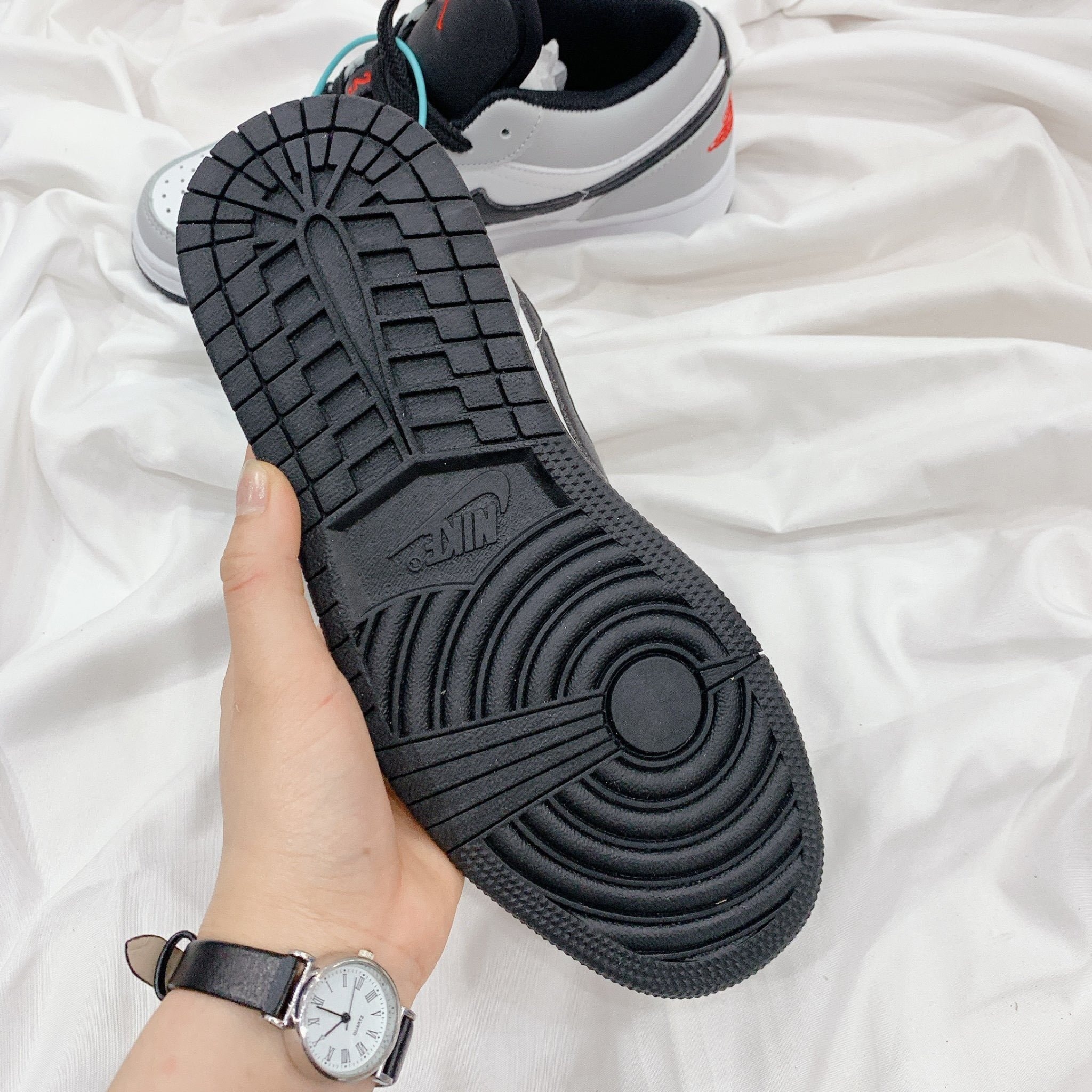 Gìay thể thao giày Jordan 1 xám chỉ đỏ cổ thấp FULL BILL+BOX dành cho nam và nữ thích hợp sử dụng đi học đi chơi giày nhóm