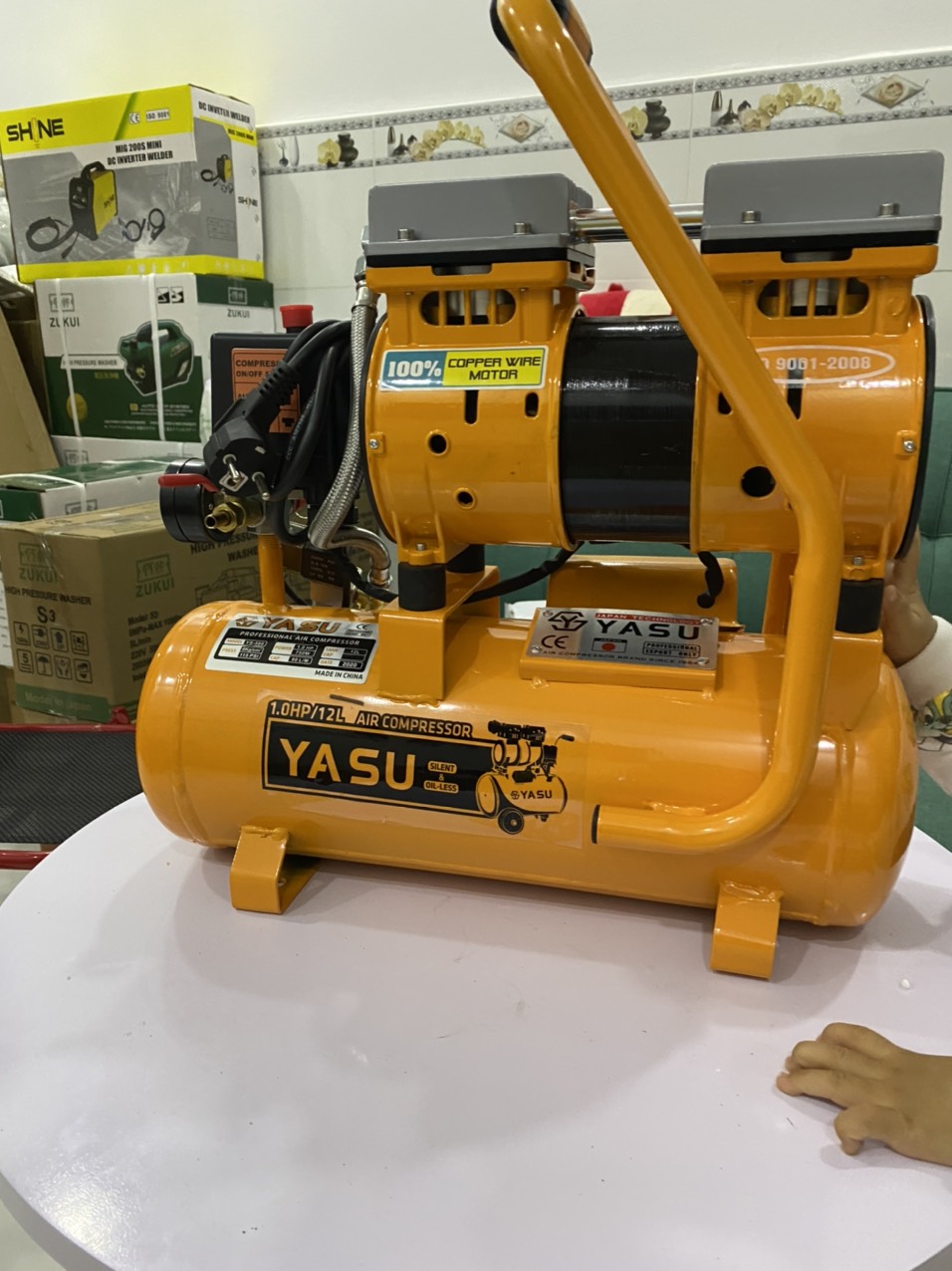 Máy nén khí yasu nhật, không dầu 12lit. bảo hành 12 tháng, 1hp. mới 100%