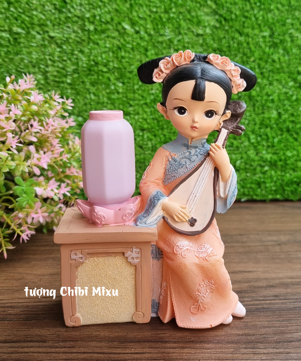 Tượng thiếu nữ cổ trang ngồi đánh đàn dưới đèn