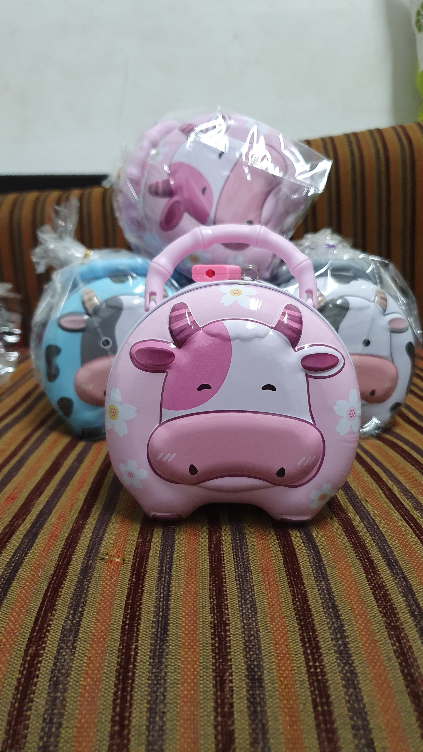 Két Sắt Ống Heo Tiết Kiệm Có Khóa Mini Cho Bé-Hình bé trâu-Hộp Khóa Sắt