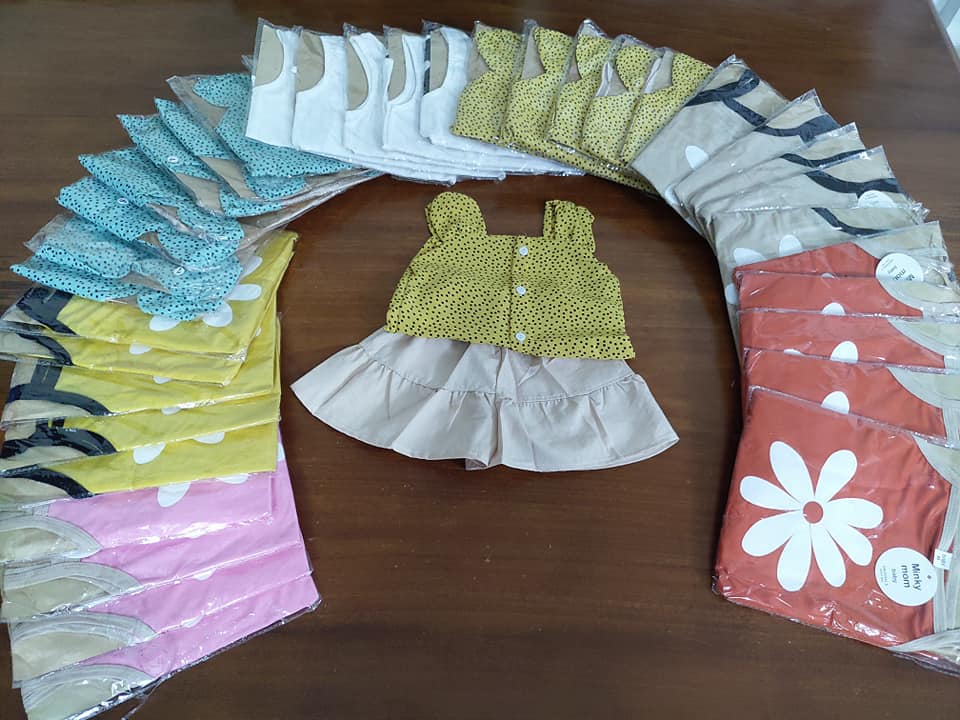 Bộ quần áo bé gái áo chấm bi mix quần cực xinh