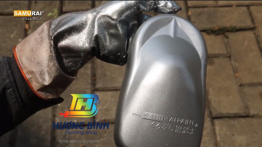 Sơn xịt Samurai màu Ánh Kim Bạc - Y3 (cần sử dụng cùng nền màu Bạc mới lên được màu chuẩn và đẹp)
