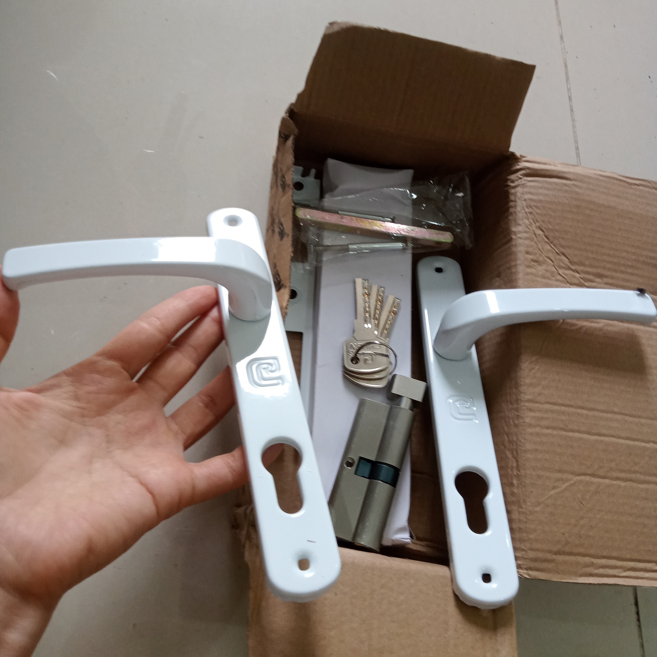 BÁN LẺ TAY NẮM khóa cửa nhựa 4400. khóa chugn xịn màu đen/ trắng