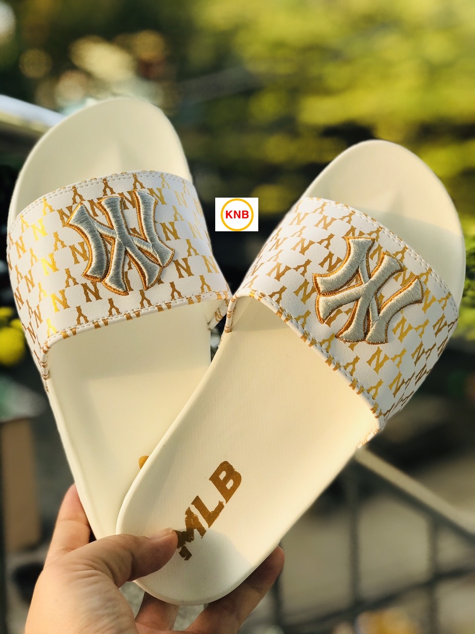 Dép unisex MLB NY dép quai ngang thể thao nam nữ, dép quai ngang thời trang, Dép NY chữ thiêu, dép bóng chài quai ngang thể thao nam nữ,dép ny nam nữ màu trắng thiêu chữ vàng
