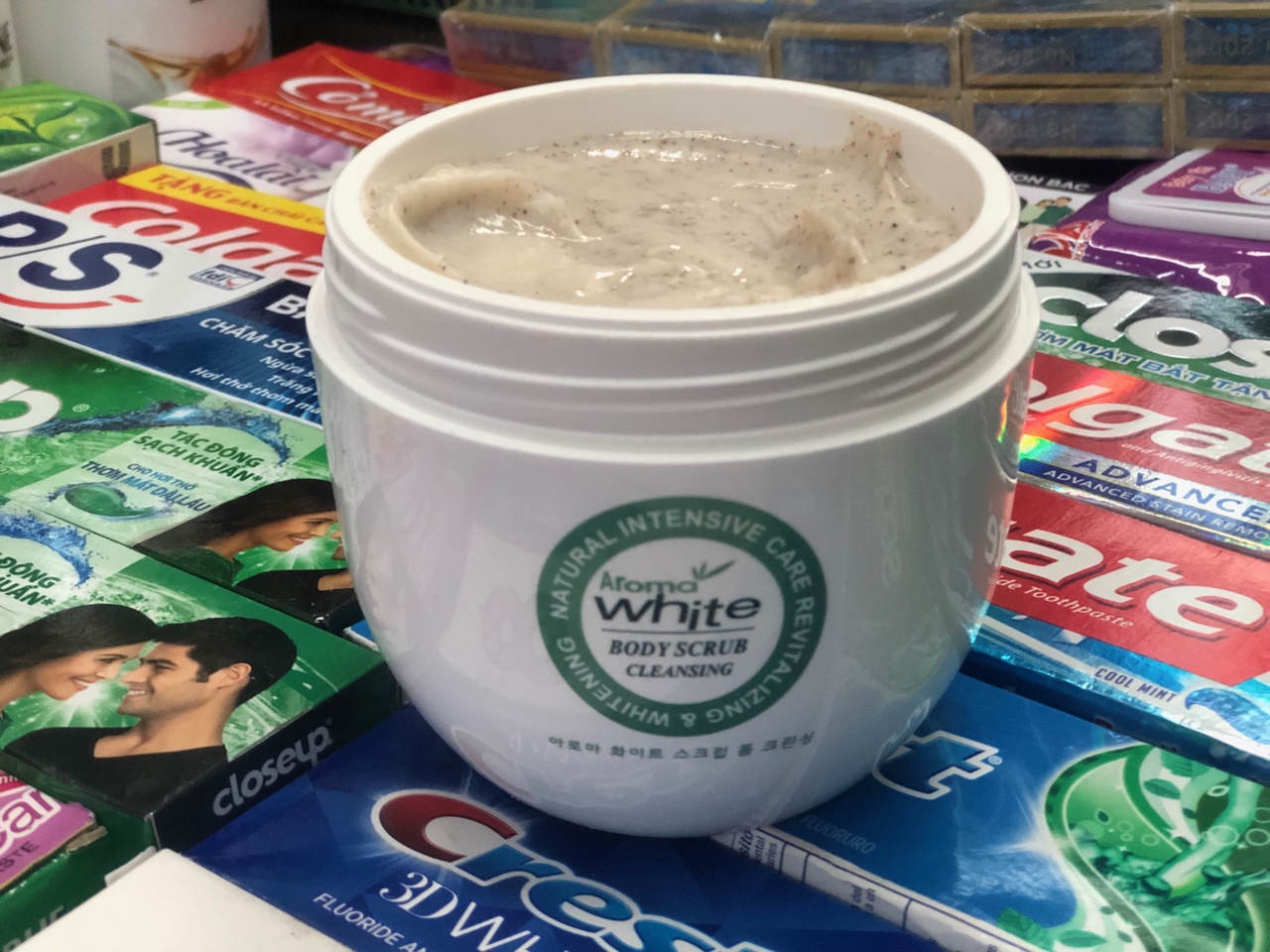 SỮA TẮM CÁT TẨY TẾ BÀO CHẾT TRẮNG DA AROMA WHITE BODY SCRUB CLEANSING 300G