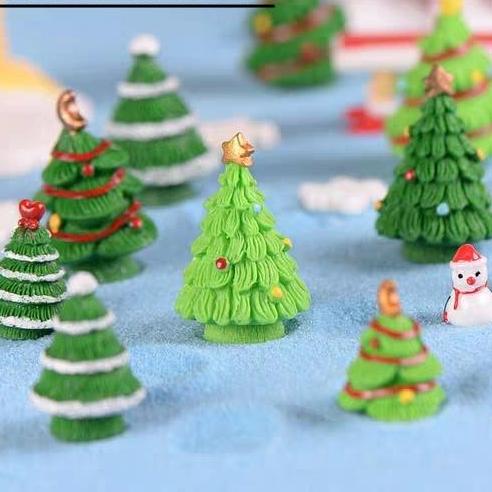 Trong mùa đông lạnh giá, một chiếc Hang Đá Noel Mini nhỏ xinh sẽ làm tăng thêm không khí Noel ấm áp và đầy ý nghĩa. Chỉ cần nhìn vào hình ảnh nhỏ bé này, bạn sẽ cảm nhận được yêu thương và hy vọng dành cho mùa lễ hội sắp tới. Hãy cùng xem và chiêm ngưỡng nhé!