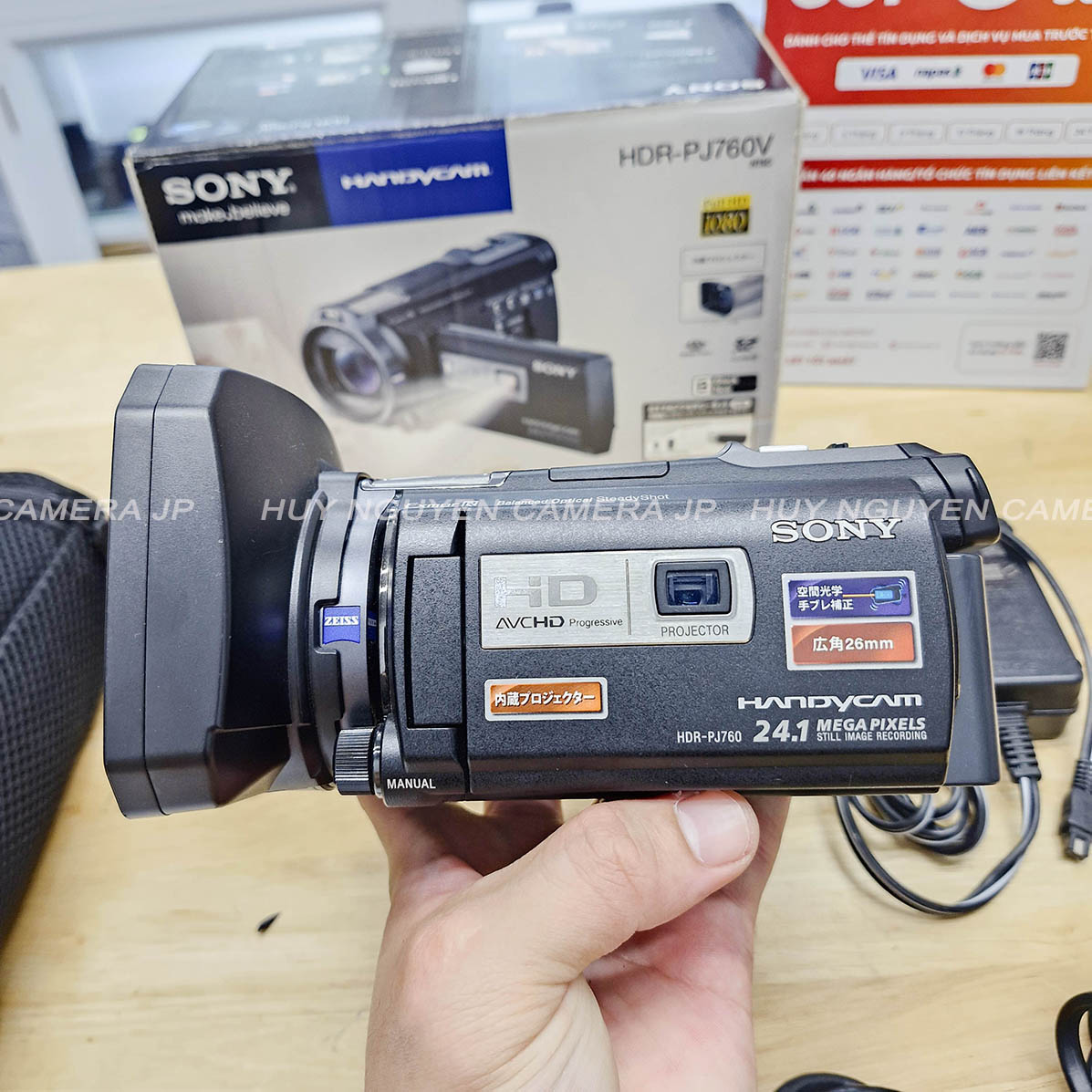 MÁY QUAY PHIM SONY HDR PJ760 V FULLBOX ĐẸP 97% . ỐNG KÍNH T* SẮC NÉT. TÍCH HỢP MÁY CHIẾU MINI. MÀN HÌNH XOAY LẬT CẢM ỨNG. QUAY PHIM 1080P. MÁY QUAY PHIM SONY HDR-PJ760V.