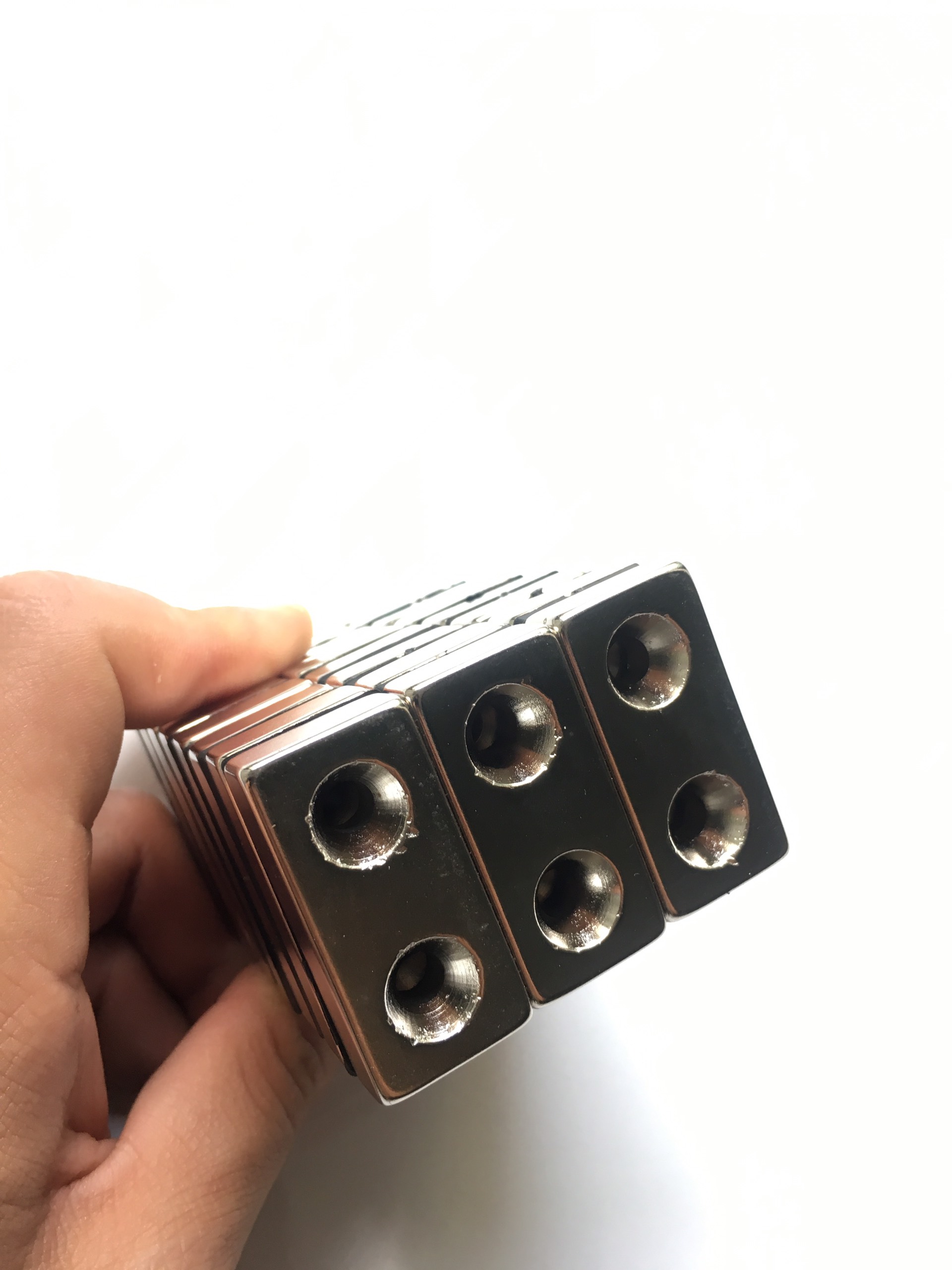Nam châm đất hiếm dh 40x20x10 côn m5