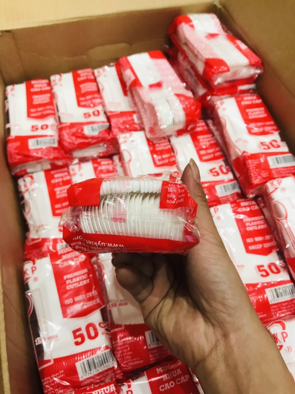 Thìa nhựa cứng trà sữa , chè dùng một lần