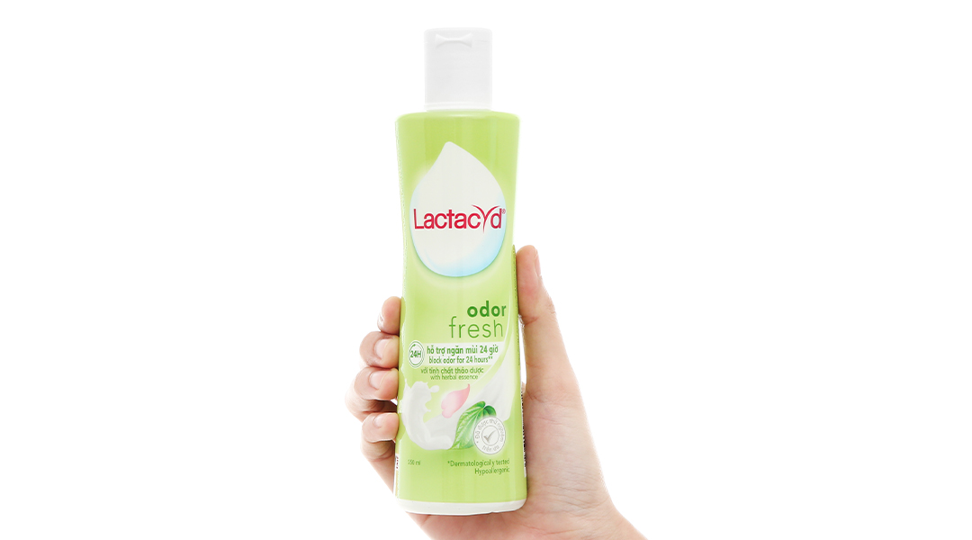 Dung dịch vệ sinh phụ nữ từ lá trầu không và nước hoa hồng Lactacyd Odor