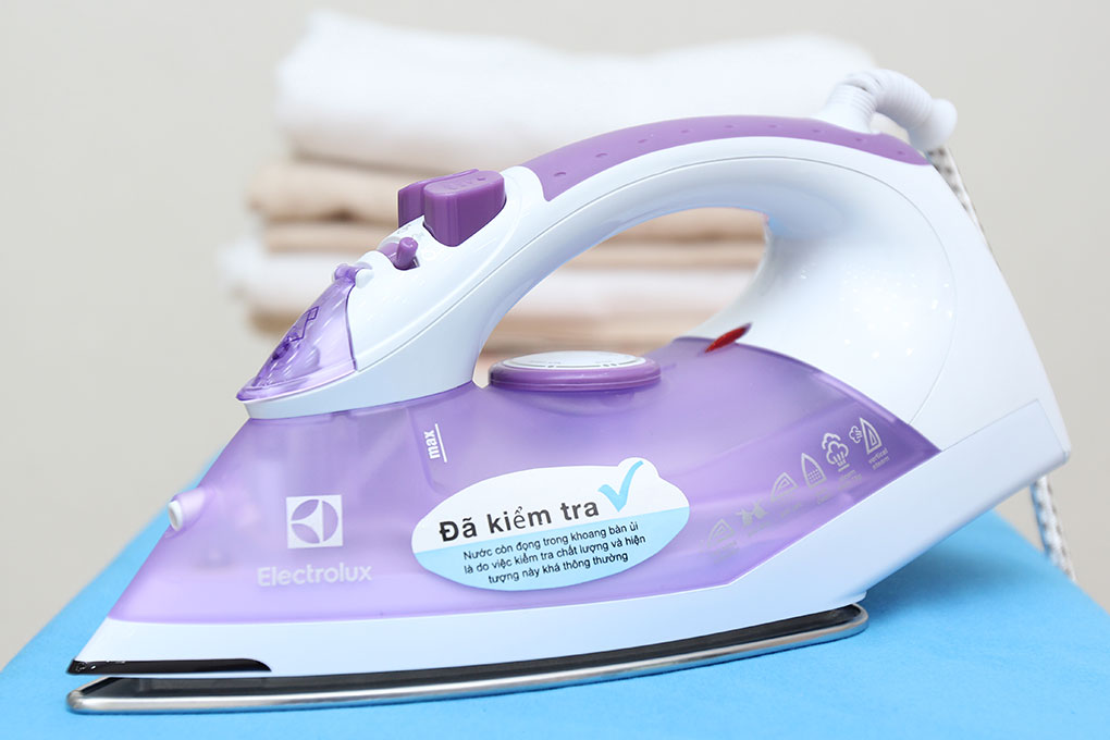 Bàn ủi hơi nước electrolux esi4015