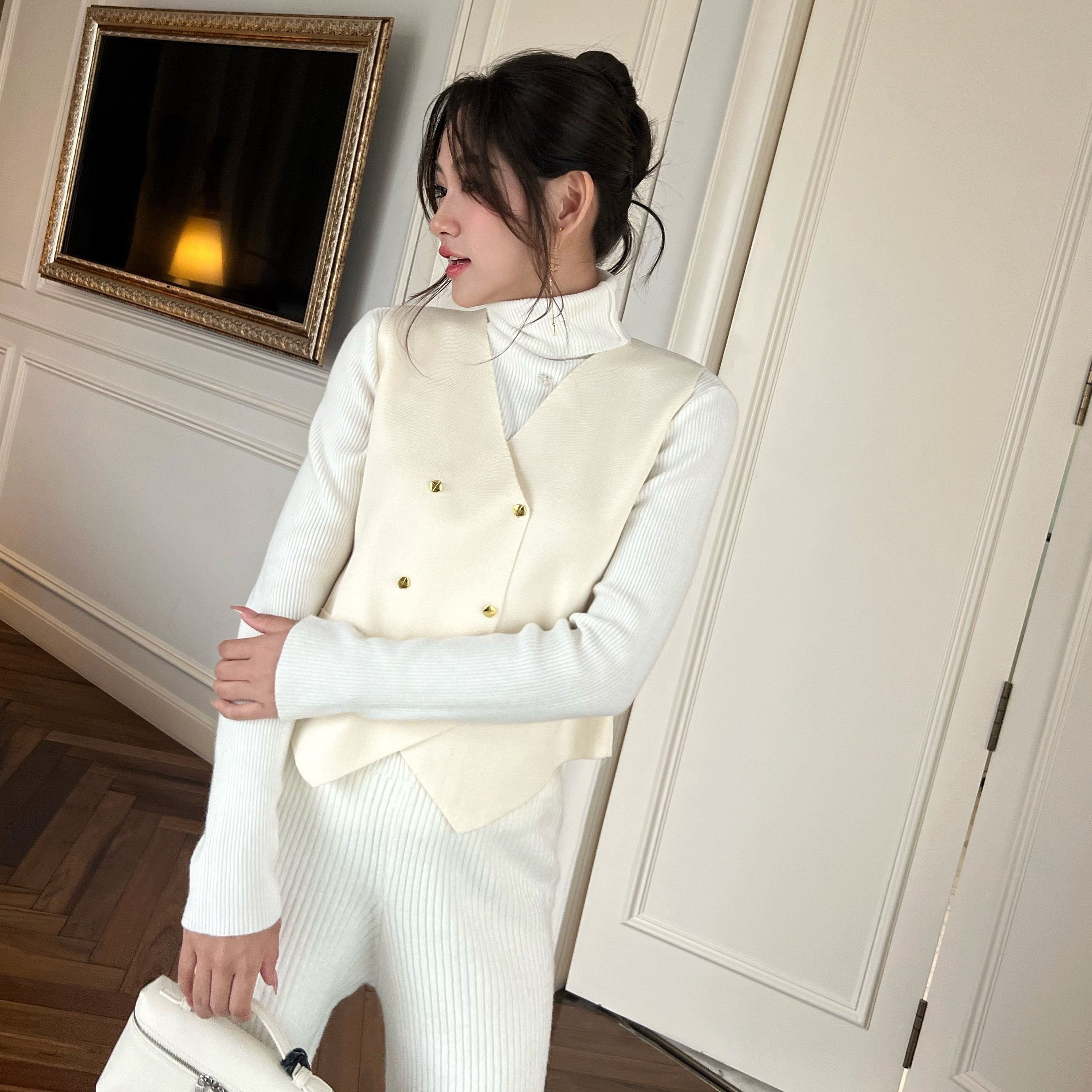 Eira Vest - Áo Gile Vest Len Kiểu Nữ Mỏng Nhẹ Thiết Kế Cổ V Form Ôm Đính Khuy Vàng Đồng Sang Trọng Màu Đen, Kem & Nâu