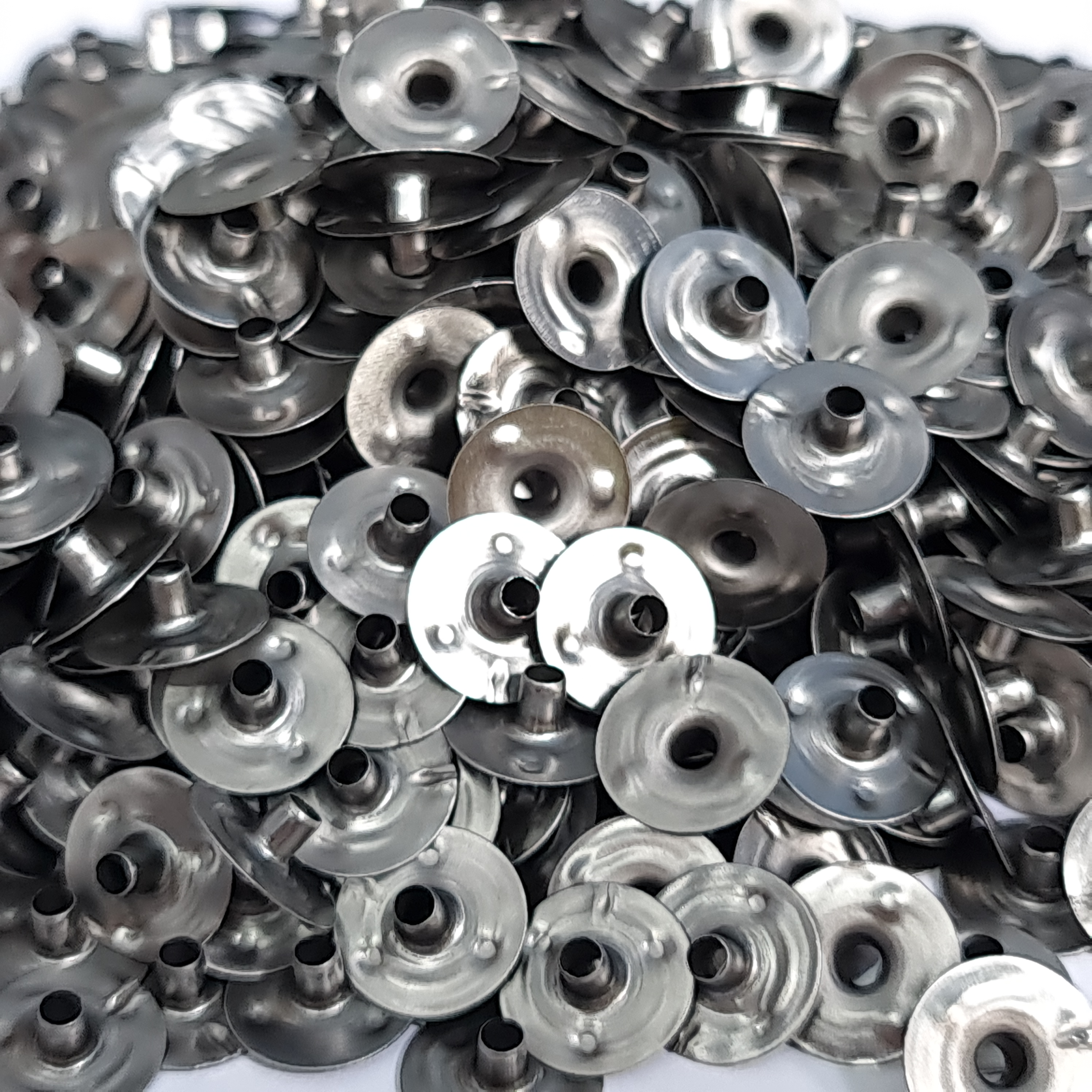 Đế sắt giữ tim nến, đế xỏ tim nến, đế kẹp tim nến, đế cố định tim nến . Nguyên liệu làm nến - Uudam Handmade