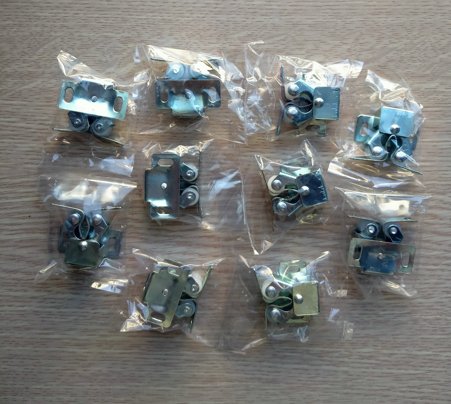 Chốt Kẹp Nút Chặn Cửa Tủ Đệm Giảm Chấn Chốt Cửa Tủ Áo Kẹp Cửa Tủ