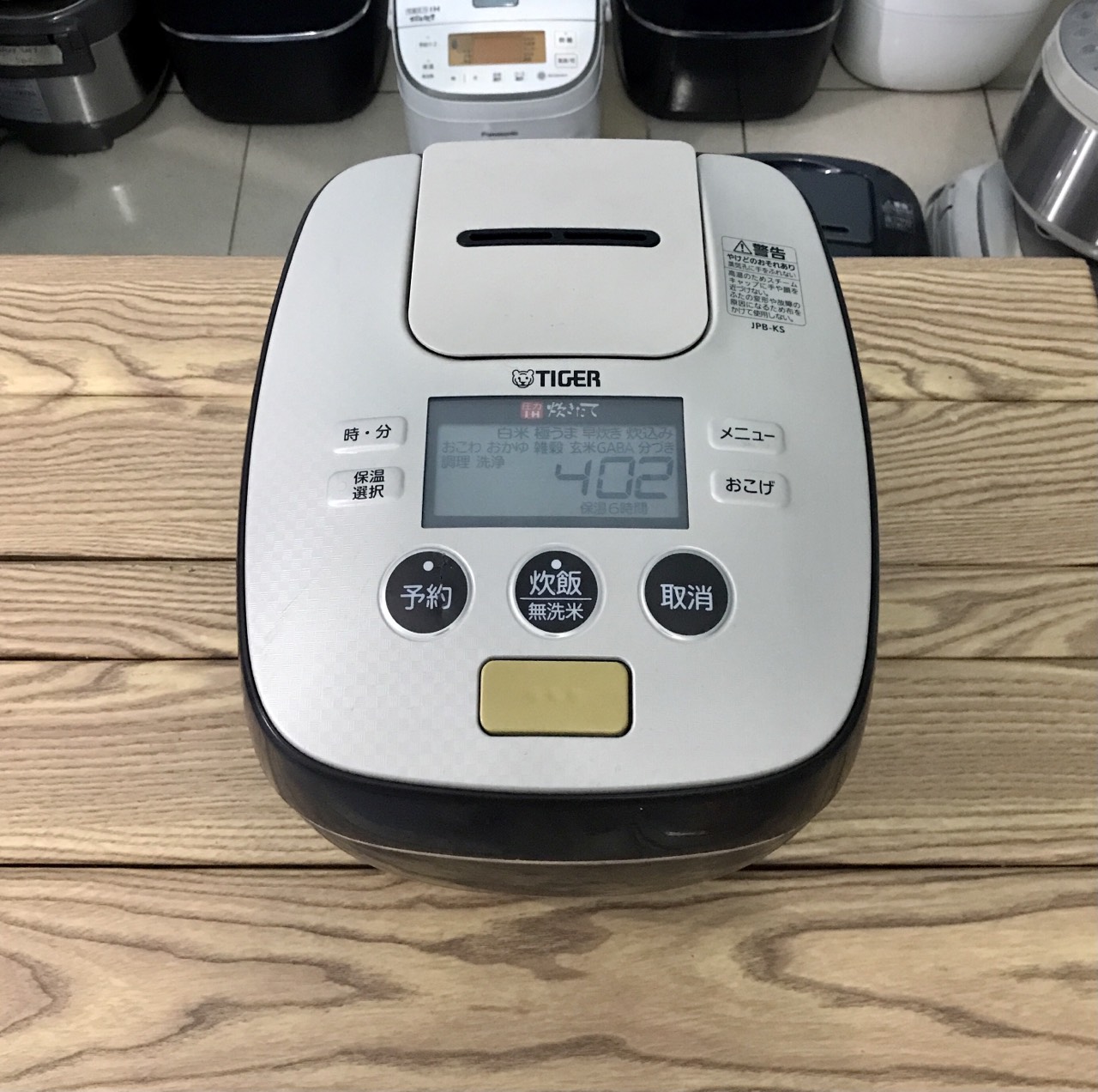 Nồi cơm điện cao tần nội địa Nhật Bản Tiger áp suất 2 bi mặt caro lòng dày đẹp