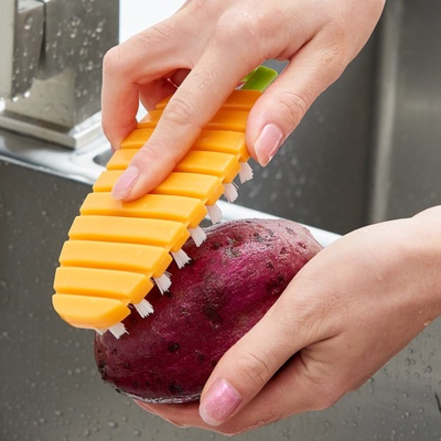 Bàn chải vệ sinh rau củ quả đa năng hình quả cà rốt