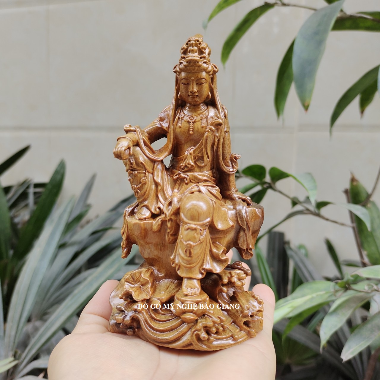 Tượng phật bà quan âm ngồi tự tại gỗ bách xanh