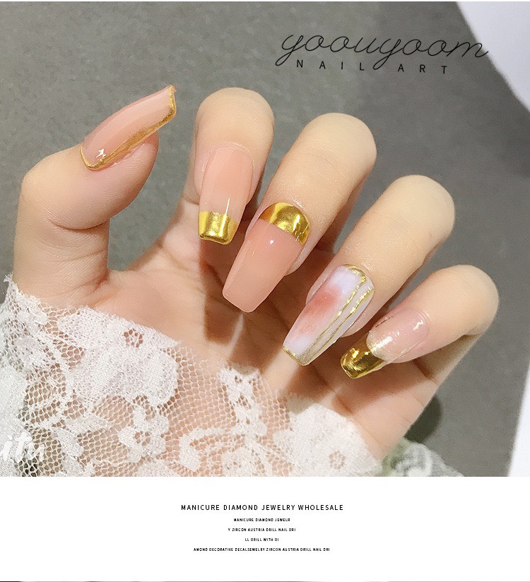 English translation: With the creativity and passion of Vietnamese nail artists, gold ombre is incorporated into designs, bringing a dazzling and impressive look to your hands. Enjoy unique nail masterpieces in Vietnam in